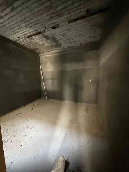 السلام عليكم. بيت حي الجامعة مقابيل جامعة المثنى و كليه الهندسة بالضبط كماا موضح في الصور.
البيت مساحة ٢٥٠م. يتكون من ٤ غرف نوم واحده منهم سويت و المطبخ حار وبارد و مكشوفات عدد ٢ و حمامات داخلية وخارجية و كراج للسيارة وحديقة.
الطابق الأول. كامل من ناحية اللبخ،كهرباء ،مجاري و صبة نظافة.
الطابق الثاني غرفتين و صالة و حمامات و سطح خارجي في الطابق الثاني بالاظافه للسطح  الكبير. الطابق الثاني ع وضع الطابوق. 
البيت مطلوب للإسكان.

للاستفسار الاتصال على الرقم ***********
