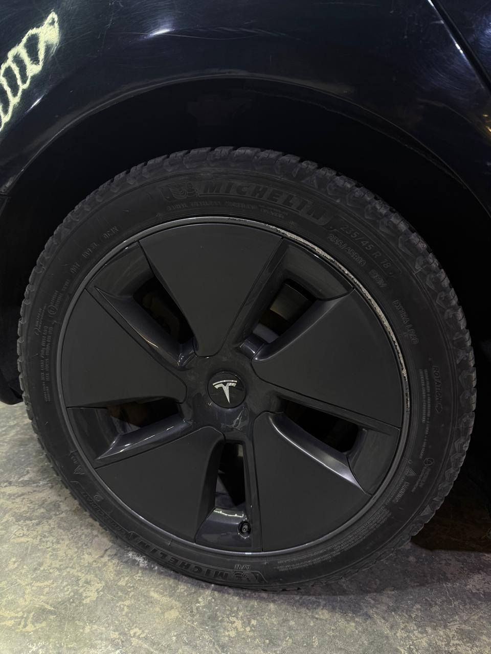 السلام عليكم اول شي نذكر رسول الله وأل بيته.
السياره تسلا وارد امريكي .
الوان: اسود
محرك السياره : كهربائي
السياره رقمه بغداد 
عداد المسافه 8000ميل
موديل السياره 2023.
حادثه : ثلاث قطع خلفيه فقط.
مواصفاتها تحكمت استيرن قياده ذاتيه عداد تحديد السرعه  كامره ليليه شاشه كبيره وفتحت سقف بني رامه وبيه كارتين وتنربط على التلفون السياره اونلاين وشاحنه وياه 32 امبير .
 صاحب المعرض1 علي الكرعاوي.                                         صاحب المعرض2 مصطفى شعبان.                                      رقم المعرض:***********. سعر السياره 165
