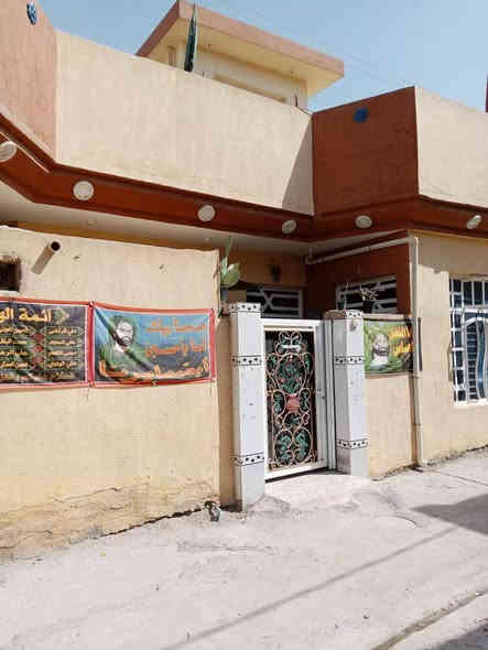 بيت للبيع حي الحسينيه مقابيل عماره ناهي الشيال 100 متر مربع الاستفسار على الرقم ***********
