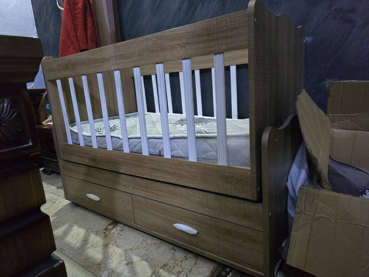 جرباية طفل وكريكوت بنفس الوقت مع ملحقات جديدة واصلية من عمر 1 يوم الى عمر 6 سنة مع دوشك سبرنك اصلي اشتريتهة ب 250 الف مع دوشك اصلي  ابو السبرنك . وبنتي منامت بيهة ولا دقيقة الجرباية اصلية درجة اولى رايدهة ب 90 الف مكاني بغداد حي الحسين ***********
