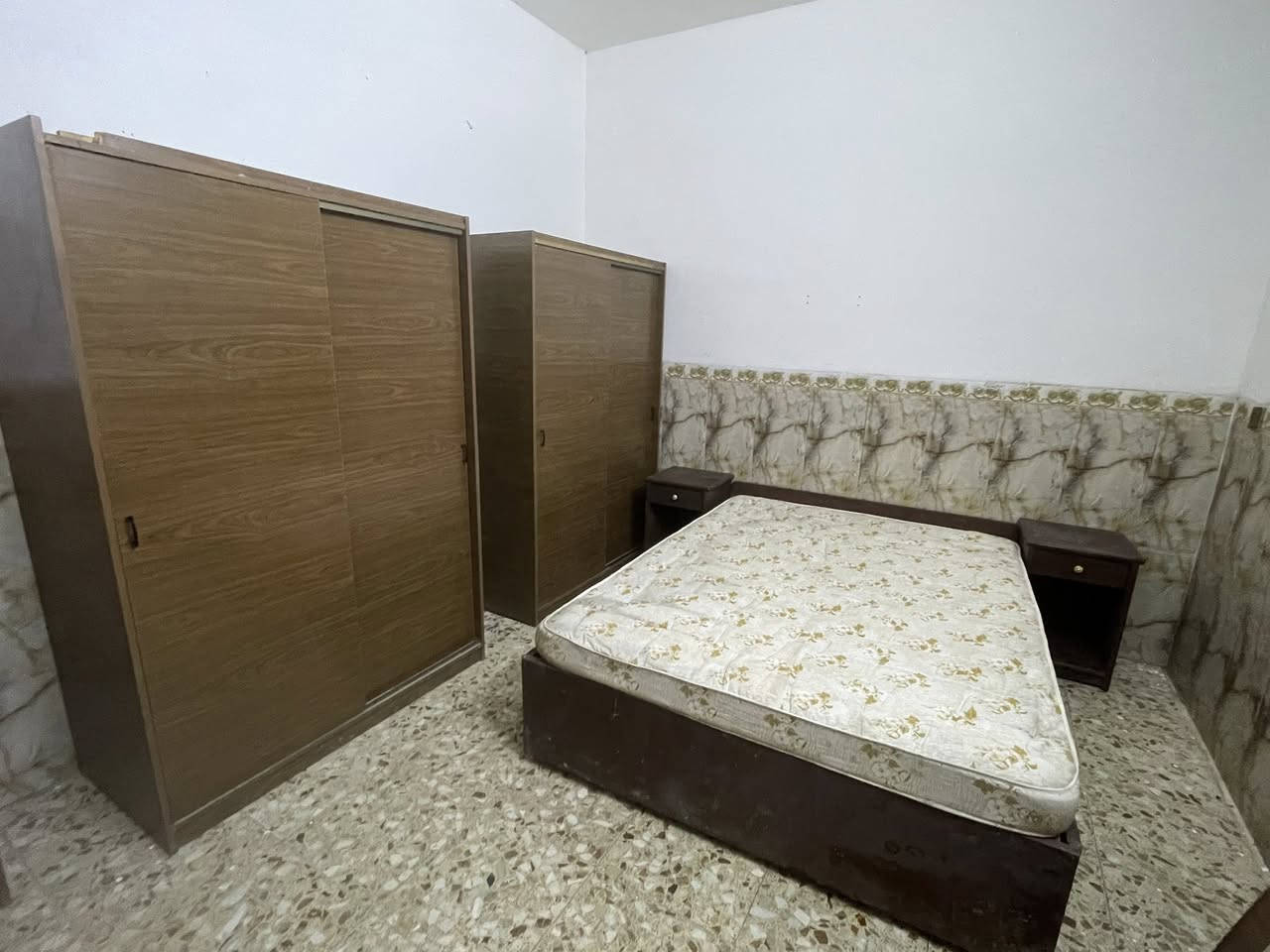 السلام عليكم عندي كناتير خشب عراقي ثقيل مو تركي بيبانه سلايت وجربايه للبيع وياها كومديات مالتها وميز تواليت الاتصال بهذا الرقم ***********
