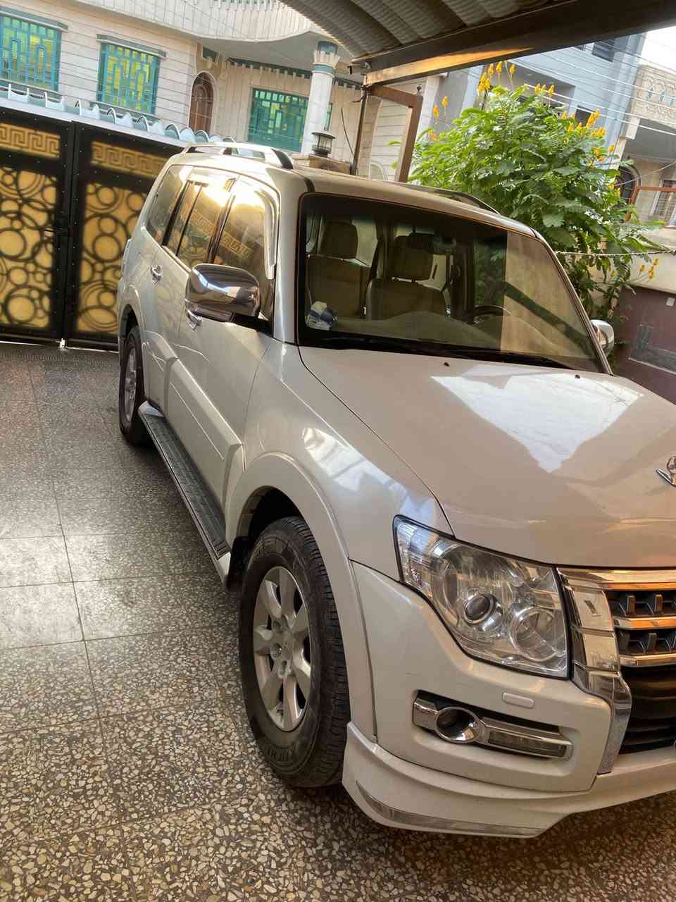 السلام عليكم 
باجيرو 2014 حبتور السيارة نضيفة كلش بيهة جاملغ ايمن نصه مصبوغ والبنيد نصه مصبوغ والجاملغ الايسر معدل بارد سيارة ماشية 126الف كيلو حقيقي مواصفاتهة معرفة الفتحة والدمام وكشن جلد كراسي الامامية كهرباء السيارة رقمهة بغداد باسمي شرط التحويل مكانهة بغداد السيدية للتواصل *********** 
السعر 165 ورقة وبيهة مجال
