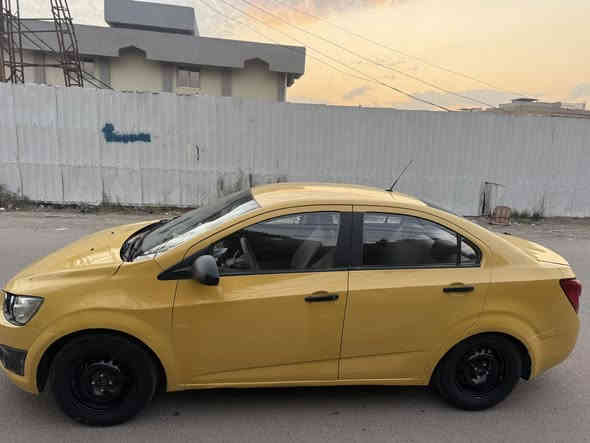 سلام عليكم شوفرليت سونك للبيع 
موديل 2012 وارد خليجي 
بيه  جاملغ امامي وشويه من الباب عكس السايق كير مكينه تبريد كفاله صدر جديد باتري جديد تخم تاير جديد 
امصفره هيىئه وغرامه وهزه جديده 
شاشه تاب اصليه 
 مكان السياره بغداد  القاهره 
السعر 66 
***********
