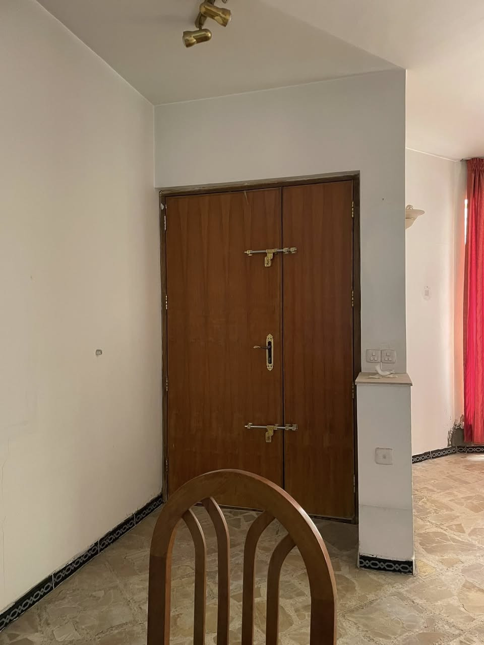 بيت طابقين للبيع، بناء فوق الجيد
البيت في حي المستنصرية، محلة 502, البيت في صدد التفريغ ، يعني جاهز للسكن

الطابق الاسفل: 

-  صالة كبيرة ( استقبال وطعام ، ممكن يستعمل غرفة نوم لاربع اشخاص )

-  حولي كبير ممكن يستعمل للمعيشة اليومية 

-  حمام

-  غرفة نوم واحدة

- منور 

- مخزن 

- كراج واسع + حديقة صغيرة + منظومة خزان ماء مع ماطور

الطابق الاعلى :

غرفتين نوم + مطبخ + صالة المعيشة+ حمام+ بالكون كبير 

للمعلومات : اتصلو ب واتساب : ***********
