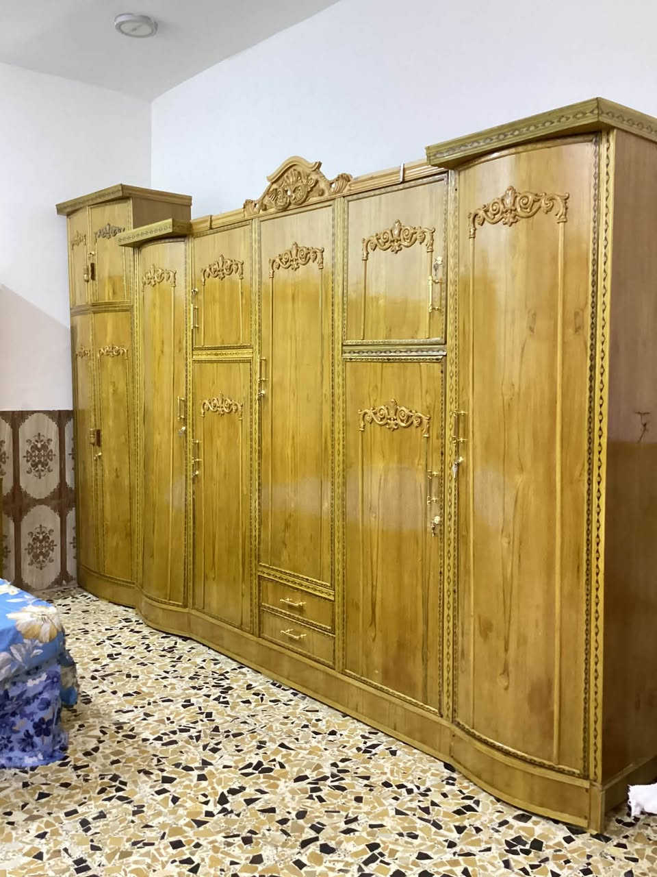 السلام عليكم 
غرفه خشاب كامله عراقي السعر 600 وبيها مجال
***********
