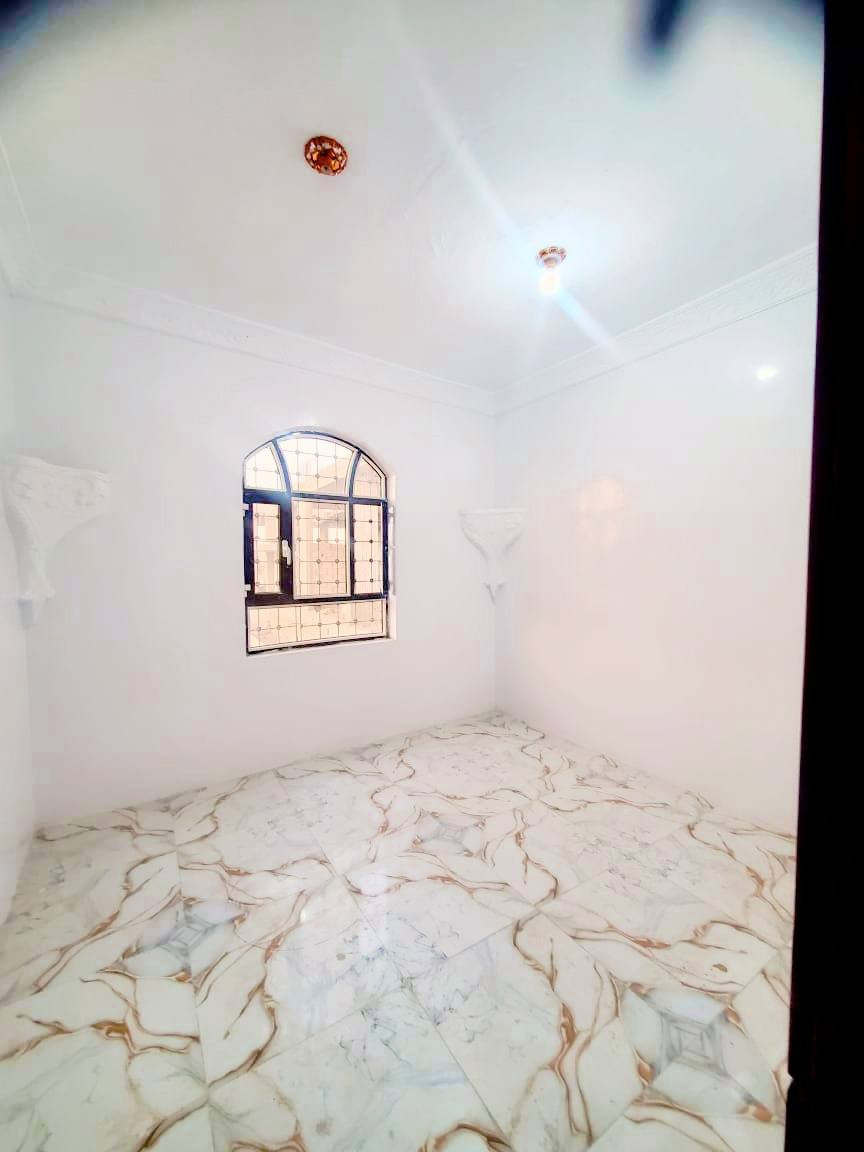 #للشراء التواصل باالبايع مباشره بدون اي وسيط اودلاال #ت772199681
للبيع منزل سكني للبيع مسلح هـردي قواعد وعمدان مطل على الزفلت
#وسعر مغري وصادم جداً 17مليون ريال يمني يابلاشه 
#مساحة لبنتين لاثمن
#شارع 5 متر نافذ الى الزفلت
يتكون من
مجلس وحمام مستقل وجناح عايلي غرفتين واسعه ومطبخ وحمام وصاله وحوش سيارة
#الموقع #صنعاء الخط الجديد بعد الويتات جنب الخط العام 
#للشراء التواصل باالبايع مباشره بدون اي وسيط اودلاال #ت772199681
تابعوني على رابط صفحتي ملك عقارات صنعاء 
https://www.facebook.com/profile.php?id=100063753767817&mibextid=ZbWKwL


**إذا كنت صاحب هذا الإعلان وتريد حذفه لأي سبب، رجاءا أرسل رسالة إلى الدعم الفني**