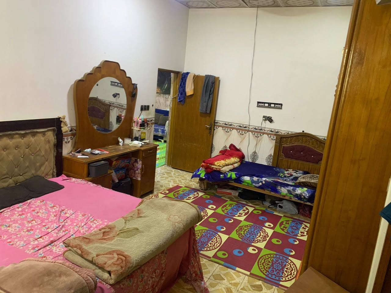 بيت 300 متر اساس وسكف صب كونكريت بناء البيت حديث كامل من كلشي تلاث غرف صاله جبيرة مطبخ حار ومطبخ بارد استقبال جبير اربع مجامع صحيه طارمه وترك وحديقة جبيرة وحديقة زغيرة البيت مروج لمعامله تطويب البيت زراعي سند 25 مكان البيت الكوفه منطقه التمايم ثاني بيت عن الشارع العام البيت صاير بشارع 10 متر تبليط 
رقم صاحب الدار ***********
