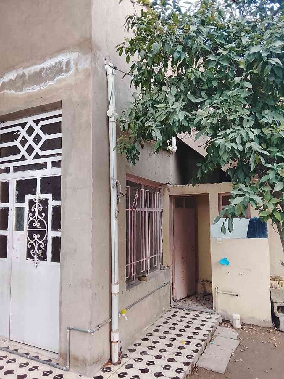 بيت للإيجار المساحة ١٥٠ متر سيراميك
في بهرز ـ بداية حي القادسية 
الشوارع تبليط 
للإتصال بالرقم ***********
