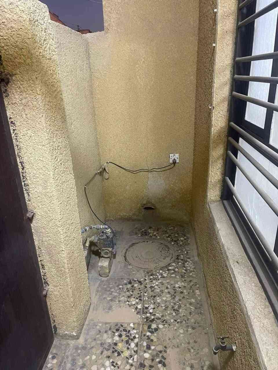 من رخصت مدير الكروب  بيت ٥٠ م. ركن السريدات بالمربع  الثالث   يحتوي  على هول  ومطبخ  وصحيات. تحت الدرج  ومنور وغرفة بالطابق الثاني مع مخزن.  والسعر٦٢وبيه مجال
الرقم ***********
