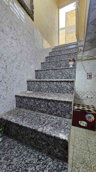 سلام عليكم بيت نضيف وحلو بنيان طابوك درجه أوله صب كونكريت مساحته ٨٠ مكان كوفه براكيه طبو سند ٢٥  السعر ٢٤ بي مجال  رقمي ***********
