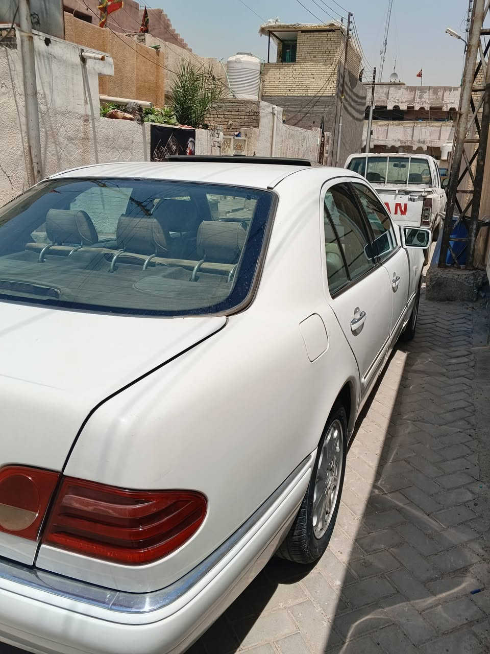 سلام عليكم للبيع ام عيون موديل 1997صبغ عام بدون ضربه تبريد شغال حداديه جديده مكينه وكير كفاله غرفه جلد سلايت شغال ورقم بغداد بسمي نكليزي السعر 95 وبيهه مجال للشراي مكلف بلنشر رجائن لاحد يرسل مكاني بغداد/***********

