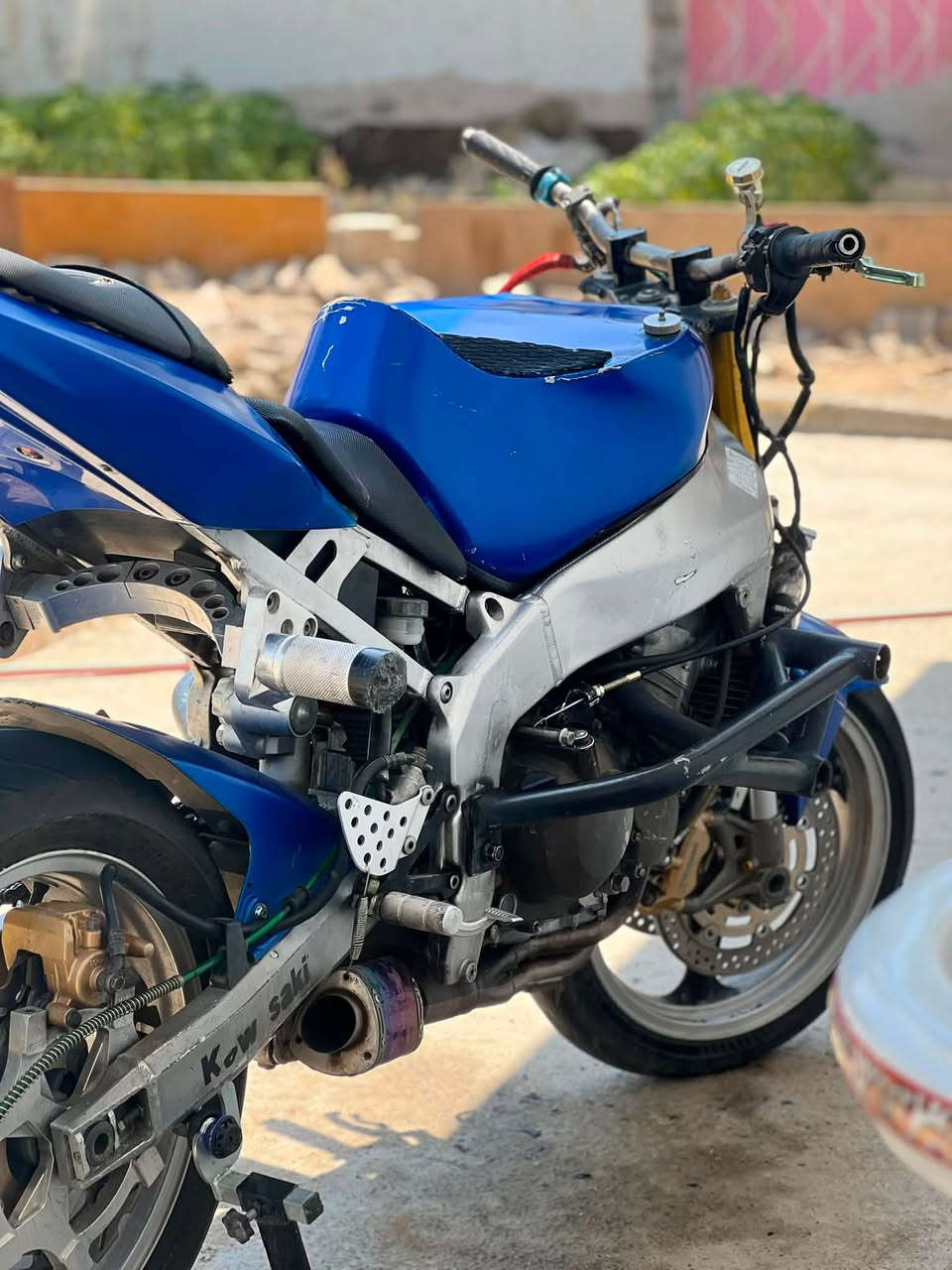 سلام عليكم كاوسكي ٢٠٠٤دراجه رياضي نكره بكل وقت قبل شهر شديت الهه مكينه صفاره دراجه شوكت متجيهه نكره اوراق منفيس مكان ديالى خان بني سعد سعر خاص رقم ***********
