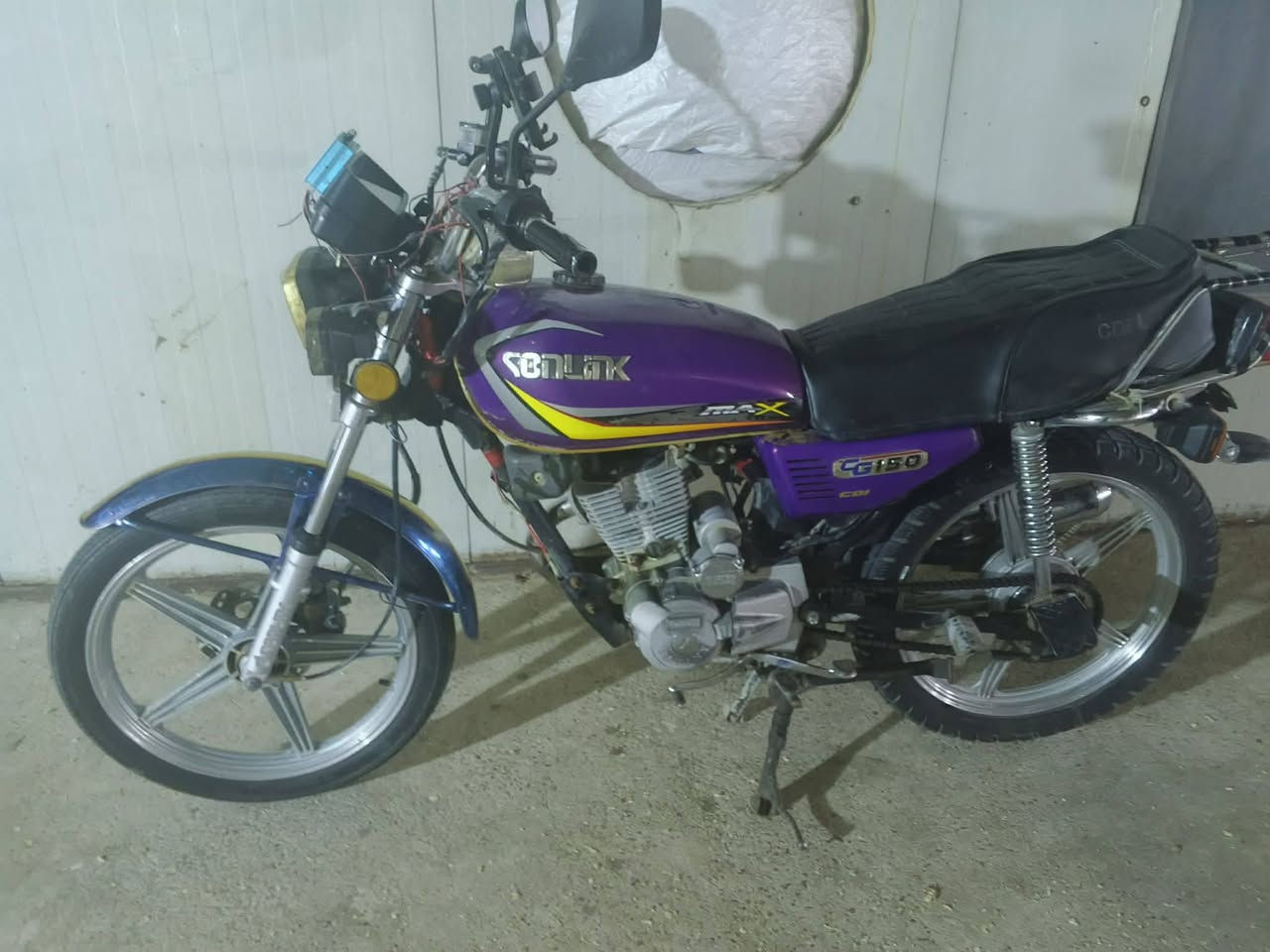 سلام عليكم ماطور للبيع موديل 2020محرك لا تنقيص ولا تبخير تخم تاير جديد ماطور مال جني مكاني بلد سعر 375وبي مجال ***********
