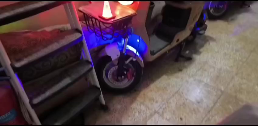 سلام عليكم دراجة R9 سرعة 109 نضيفةة كلشش اخت الجديدة وبيه ستيكرات وسلة كدام وبلوجكتر اصفر كلهن وياهه مواصفاته معروفة سعره 350 قفل قفل 🔒مكاني النجف حي المكرمة *********** واتساب فقط
