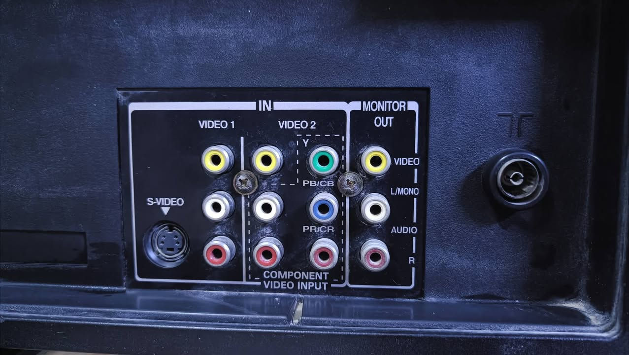 سلام عليكم توشيبا. النادر. المشبع بالألوان. فلاترون حجم 29 منافذة.  كومبونت... S.vedeo  ..av.  سعر 75 الف.  يوجد توصيل
