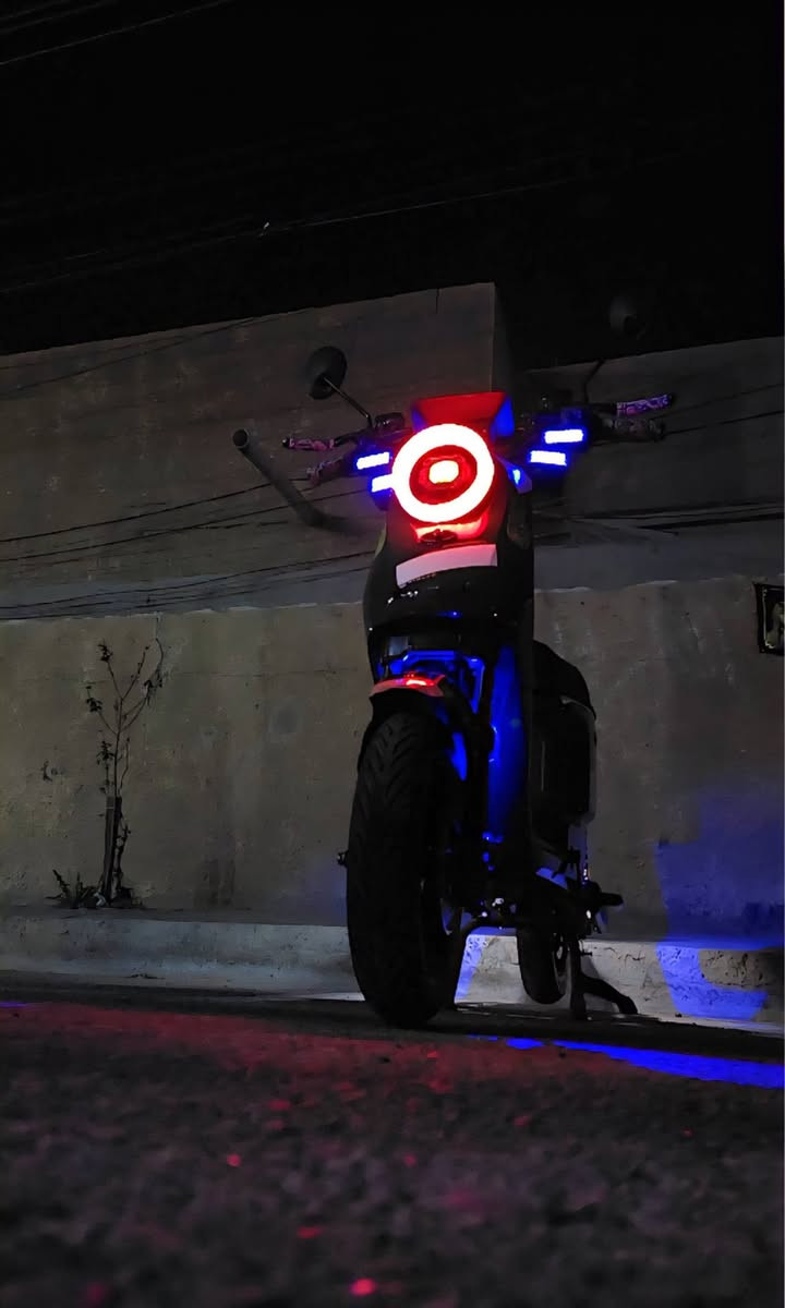 اسلام عليكم 
دراجة R9 
للبيع✅️
مواصفاتها✅️
موديل2025✅️
5بطاريات💯
لون زيتوني💯
شركة ويلي💯
نضافة 100 💯 
تاير جوبلس✅️
اشاير يمنة يسرة ودبل اشارة✅️
ابلوتوث ✅️
شاشة ايباد✅️
ابريك هايدروليك💯
اكلوب عالي ناصي💯
نضامR💯
تحتوي على سلة ومراية💯 
السعر 550وبيها مجال بصيط✅️
للإستفسار الاتصال على رقم ***********
