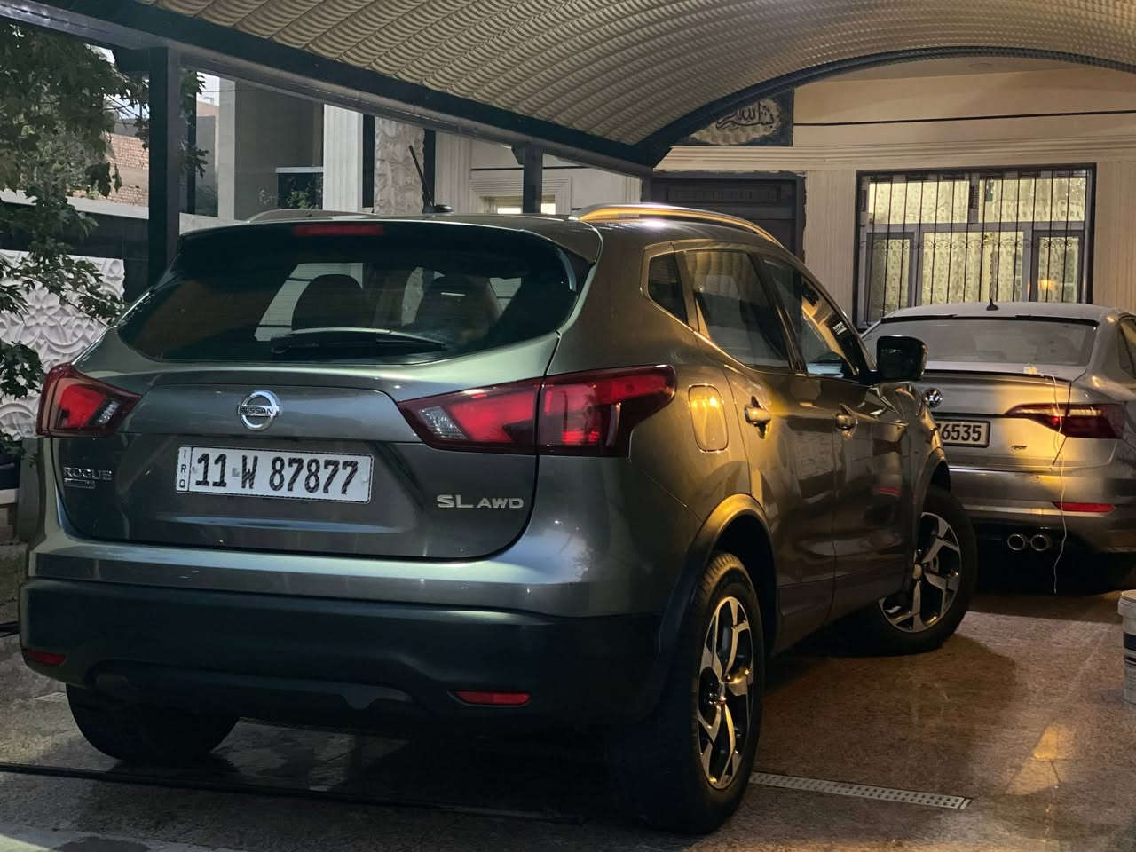 نيسان روج سبورت 2017 وارد امريكي (وجبة الزيرو)  بيها قطعتين صندوق + باب السياق صبغ امريكا بدون معجون وبيها قطعه جاملغ الامامي اليمين اثر طخه بالعراق
مواصفات SL فول للاخير
شاشه جبيرع +اربع كامرات (بلادي)
رادرات 360 + تحديد مسار ورادار تفاعلي 
بصمه تشغيل+ بصمة ابواب + تشغيل عن بعد
فتحة سقف (سلايد)
تدفئة كشنات + تدفئة مقود
فورويل + مود درايف
لد امامي + عدسات زنون + بروجكتر
شاير بالمري
فول تحكم ستيرن
بلوتوث + AUX+ USB
كشنات جلد + مخمل+ كشن السائق كهرباء 
تبريد بيانو + قطعتين امامي خلفي + مناخ منفصل
ويل كب حجم 17
رقم بغداد الجديد بسمي
السياره ماشيه 86 الف كيلو 
سعر السياره 145 وبيها مجال
مكان السياره بغداد حي الحامعه
رقم صاحب السياره (((((((((((  ***********  ))))))))) بي واتساب
