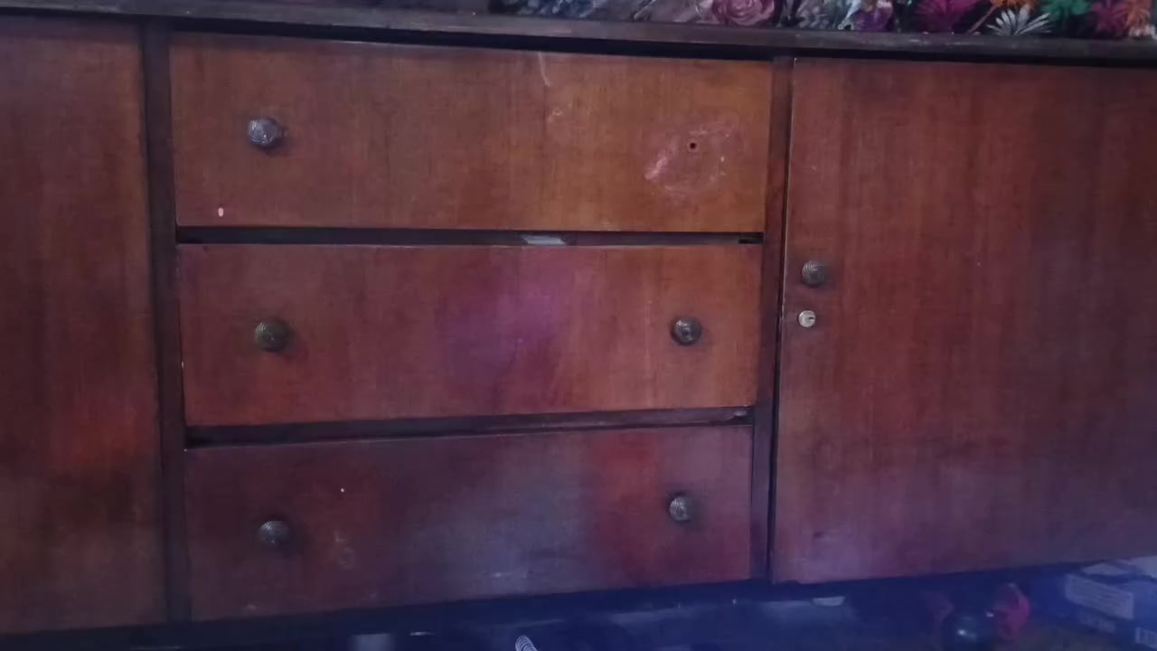 بوفيه للبيع خشب صاج قديم كلش نضيفه سعرها ١٠٠الف وبي مجال لعنوان بغداد ام الكبر 
للاتصال ع الرقم ***********
