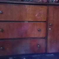 بوفيه للبيع خشب صاج قديم كلش نضيفه سعرها ١٠٠الف وبي مجال لعنوان بغداد ...