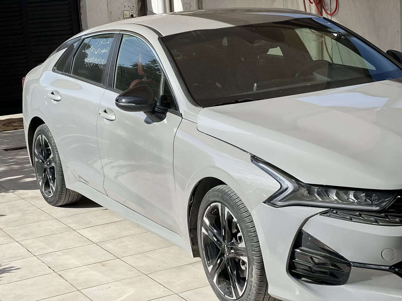 السلام عليكم للبيع فقط بدون مراوس كي فايف جي تي لاين 2023 فول ماعدا الفتحه لون مميز داخل احمر جلد باقي المواصفات معروفه ماشيه 26 الف مايل رقم أربيل تحويل وكالة حاضر صوره الحادث مرفقه بدون دواخل بدون شاصي او لغود كفاله السعر 175 وبيه مجال للاتصال 
***********
