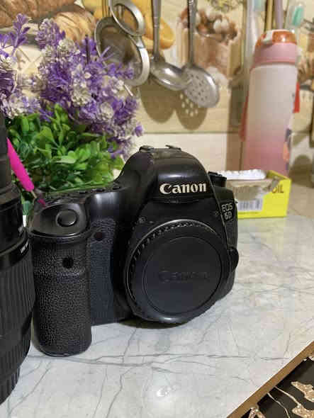 السلام عليكم كانون 6D
عدسة 70_300 رياضي 
بطارية شاحنة 
كامرة صورته كلش حلوة 
السعر 400 
مكاني بغداد جسر ديالى 
وهاذة رقمي ‭٠٧٧٣ ٩٥٣ ٦٦١٨‬ 👋🏻
