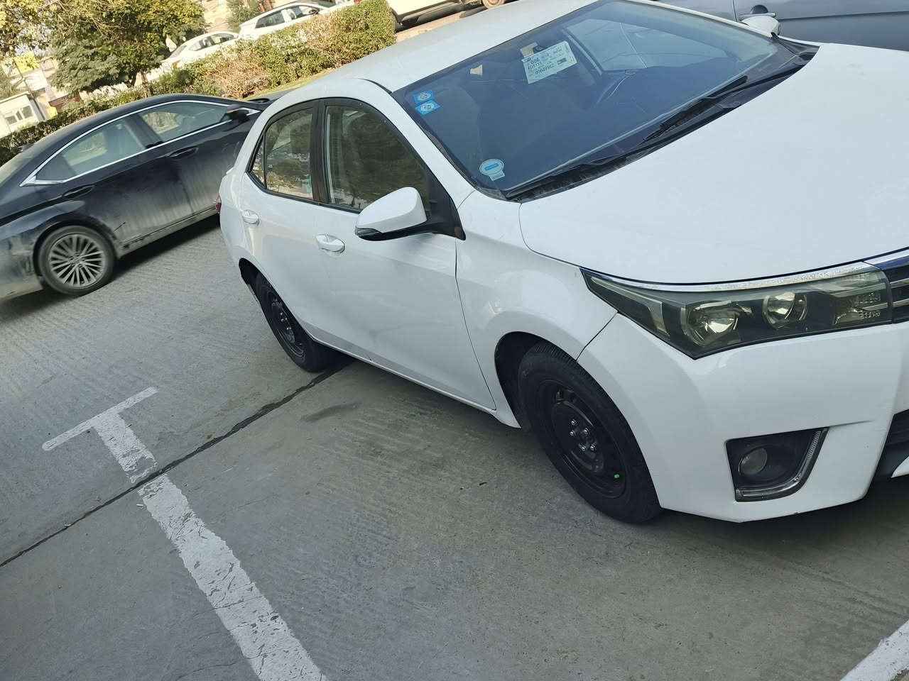 سلام عليكم كورلا 2015 للبيع سياره  كفاله بس سياره بيها نواقص ***********
