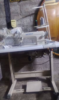 مكينة خياطة • GEMSY • بحالة جيدة