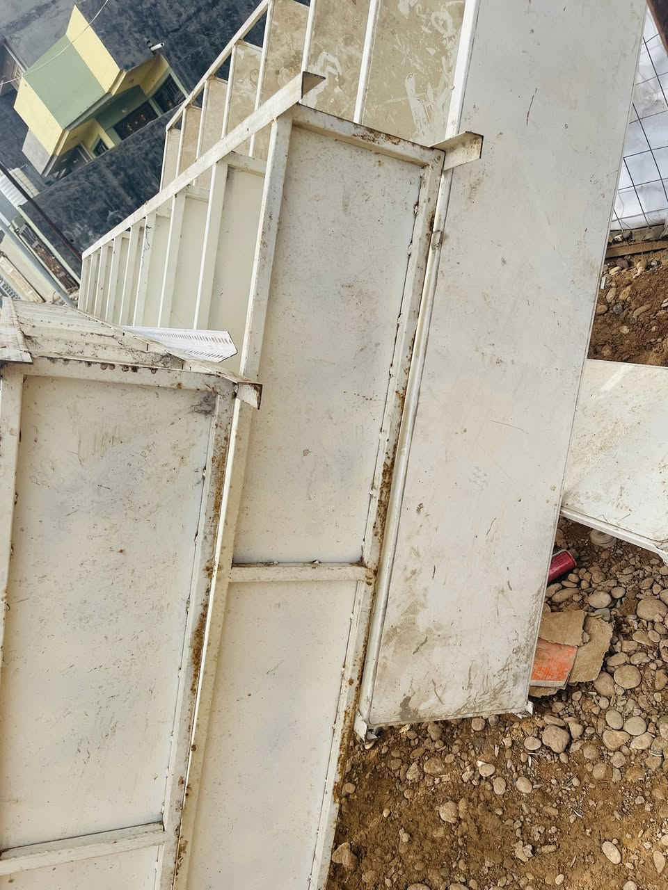 رفوف للبيع بسعر مناسب ***********
