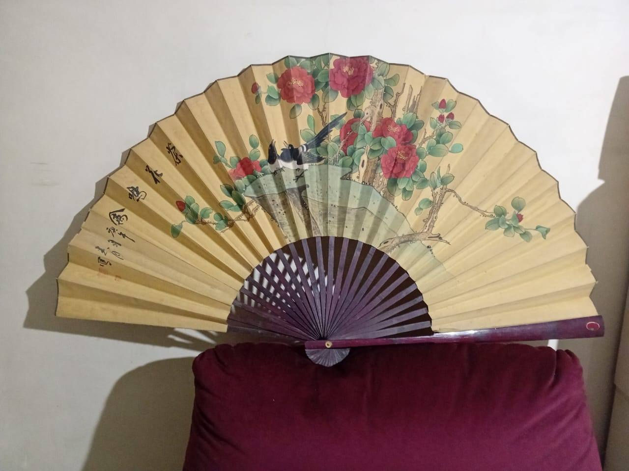 مروحة حائط صينية تقليدية عتيقة - مروحة كبيرة مصنوعة يدويًا من الخيزران والورق
عتيق من أربعينيات القرن العشرين
المواد: الخيزران، الورق، الطلاء
، مصنوعة من الخيزران والورق الأصليين، مصنوعة يدويًا برسم طائرين جالسين على شجرة ورد. الخلفية خضراء ليمونية، والطيور خضراء، وزرقاء، وزرقاء، والورود حمراء ووردية، والكروم بنية وخضراء ومحاطة بالأسود. مزيج رائع من الزهور والطيور المرسومة يدويًا على ورق "عتيق"، وخيزران مطلي، بلمسة نهائية يدوية الصنع متقنة.
يوجد مسماران من الحرير في الخلف للتعليق.
يبلغ طول هذه المروحة أكثر من 43 بوصة عند فتحها، لأنني لم أرغب في إجهادها بتمديد طياتها. يبلغ ارتفاعها 25 بوصة، ولأنها تفتح بمقاومة طفيفة، ولا تتسطح طياتها، يبدو أنها لم تُعرض أبدًا. حالة ممتازة، بدون أي تمزق أو تآكل على الورق أو أضلاع الخيزران. عمل فني رائع..


**إذا كنت صاحب هذا الإعلان وتريد حذفه لأي سبب، رجاءا أرسل رسالة إلى الدعم الفني**