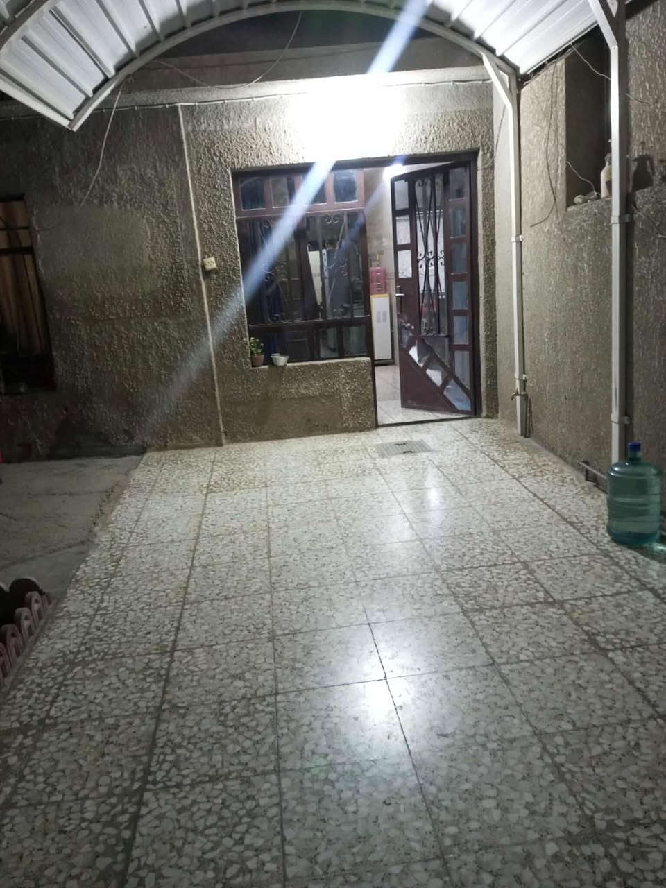 السلام عليكم الدار للبيع الموقع قرب مدرسة الصقر يحتوي على ثلاث غرف واستقبال وملحقات ومساحة 150 *********** السعر 240 طابو صرف
