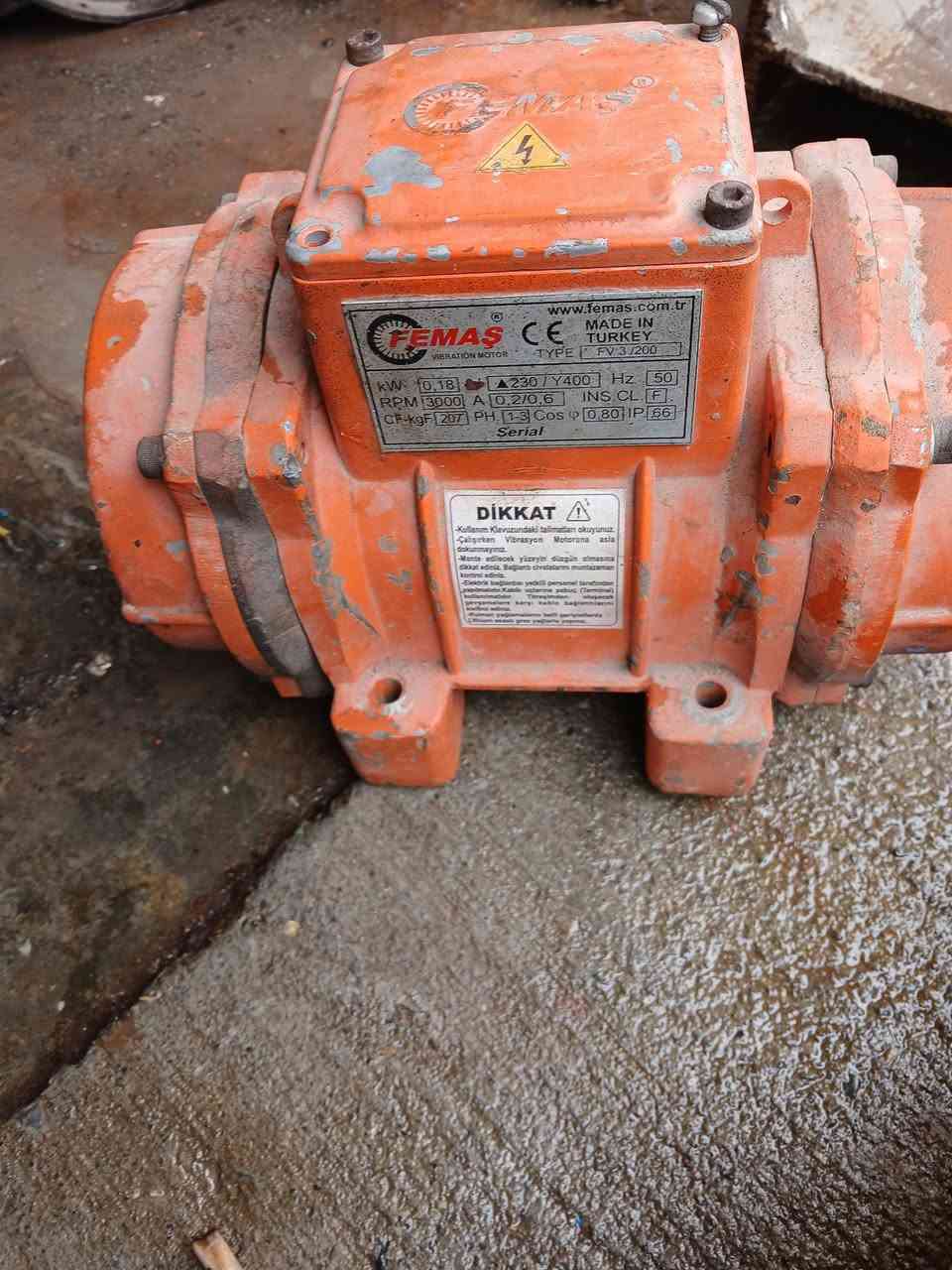 للبيع ٣ ماطورات
١ سيمنز دورة ١٥٠٠ ٣ فيز قدرة ٢.٥ كيلوات
٢ تركي دورة ١٥٠٠ ٣ فيز قدرة ٥.٥ كيلوات
ماطور هزاز تركي قدرة ١ حصان 
الماطورات نظافة ٩٠%
للاستفسار. ***********
