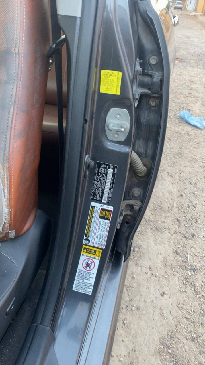 السلام عليكم
كامري.  (2011)
وارد أمريكي
حادثه جاملغ ليسر
بدون دواخل فقط
بيه خمس قطع صبغ أثر شخوط
صبغ جماليه فقط
فئت SE
عليه كت رياضي 

موصفات سياره
فتحت سقف
مانع نزلاق
تحكم ستيرن
كراسي كهرباء

لمحرك سياره
V4
حجم(2500)
VVT_i
دوش
سياره خير من الله
سياره مراوس فقط
لتواصل  بي واتساب

***********
تحياتي لجميع
