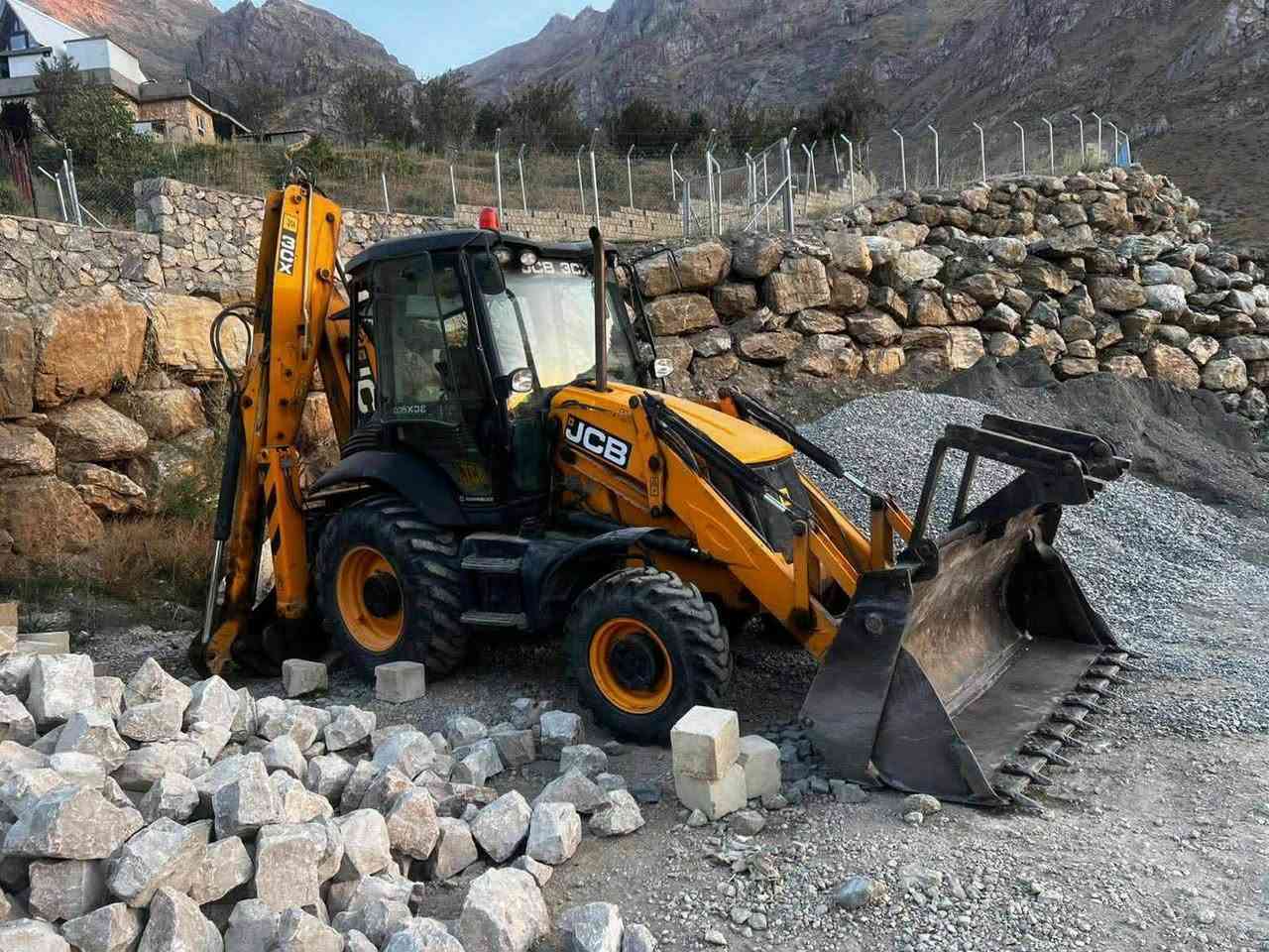 للبيع  jcb موديل2012 رقم سنوية جديد اربيل مكان اربيل ***********
