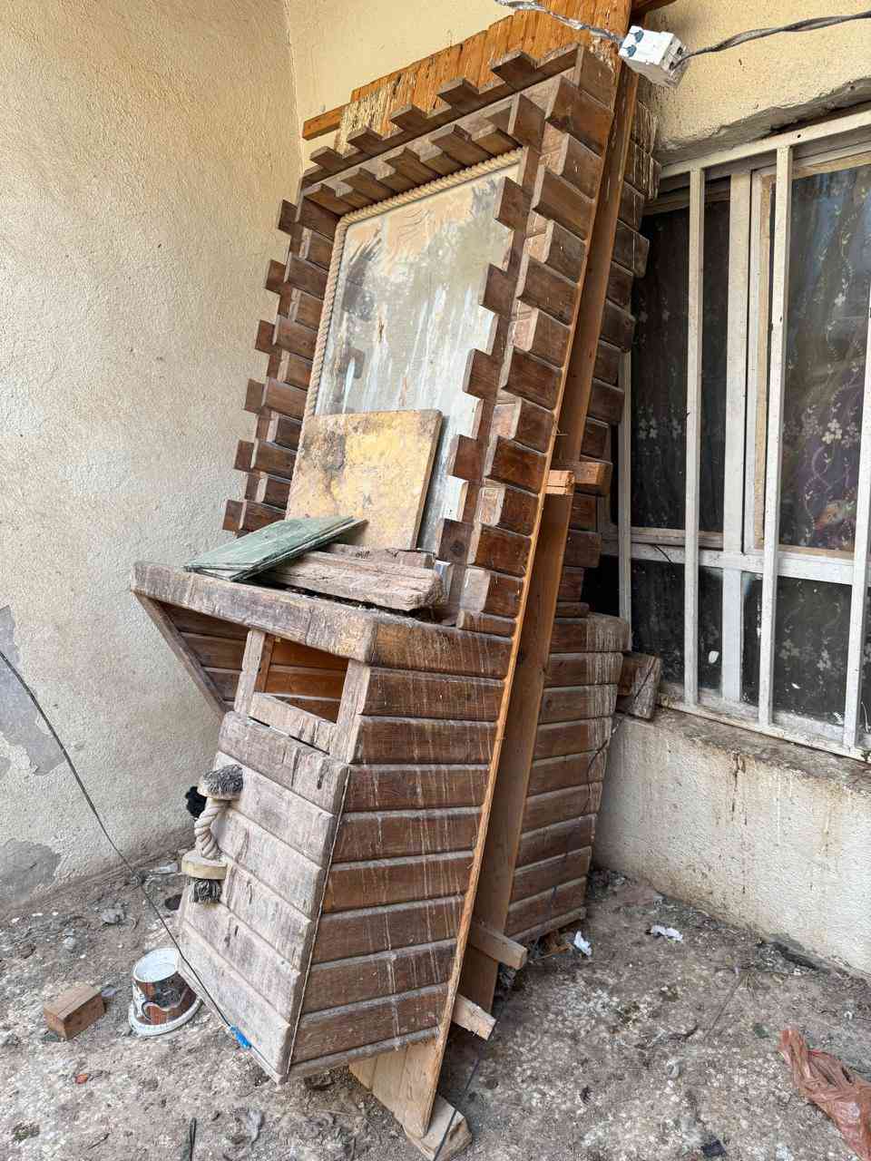 للبيع صفحه كامله مال حلاقه 2 ميز حلاقه وقطعه ارفوف وكراسي 2 خشب طبيعي ***********
