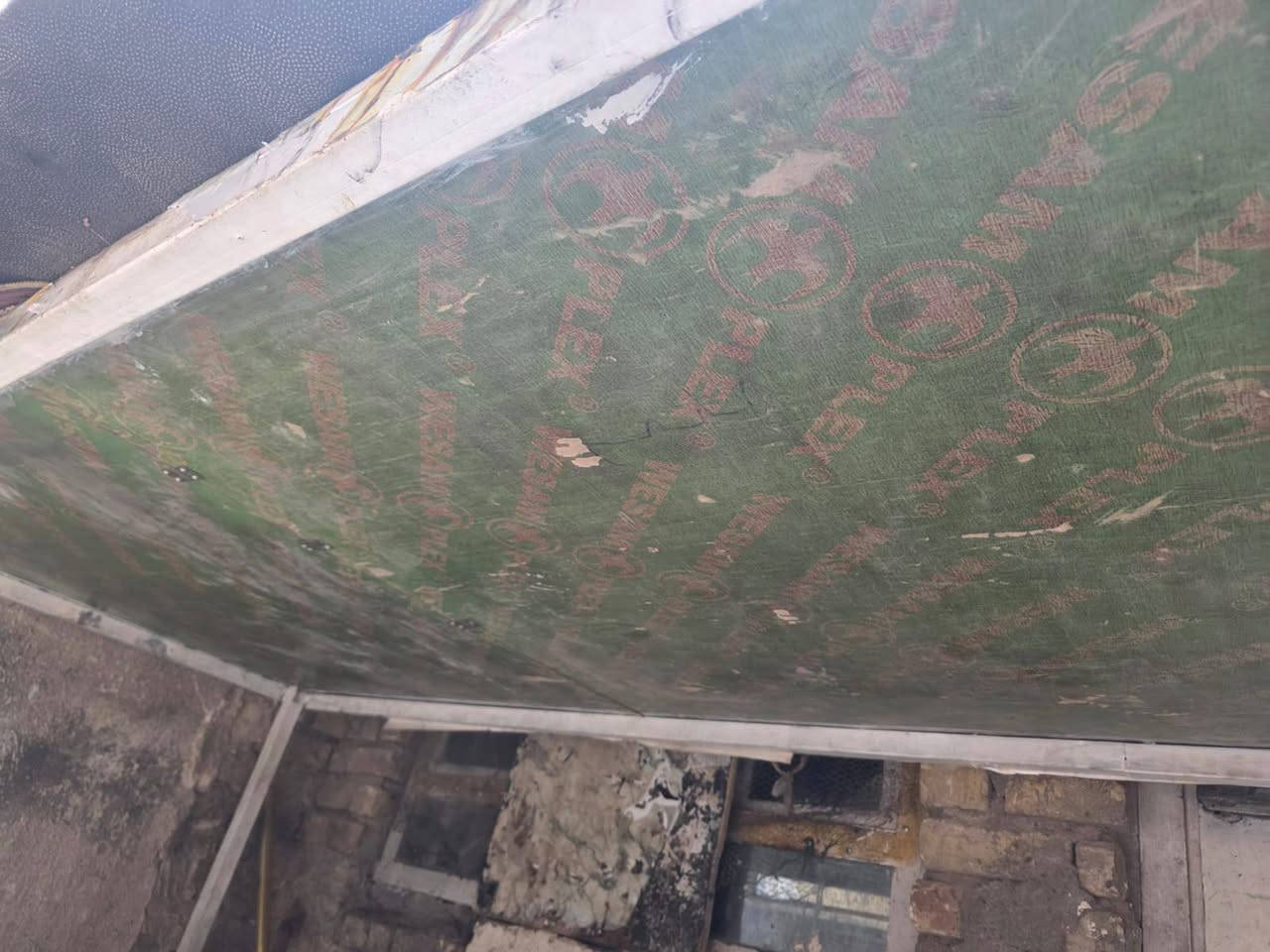 السلام عليكم  ميز للبيع السعر 150وبي مجال***********
