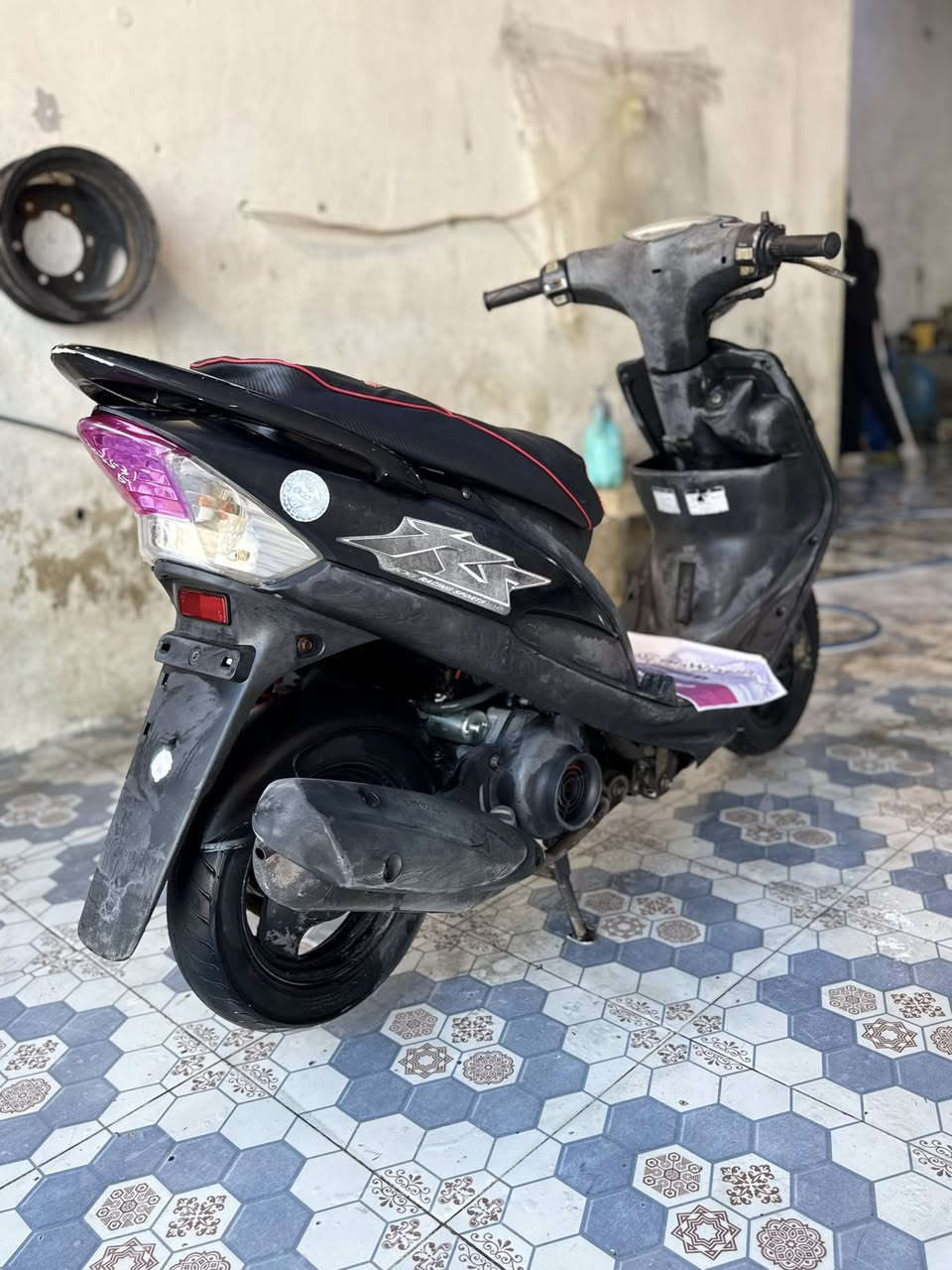 السلام عليكم/مكلف بلنشر.. دراجة ماكس رمبه صارلها 15يوم طالعه من الوكيل مكينه ناعمه وكهربائيات كله شغاله رقم صاحب الدراجة ***********
