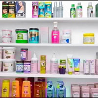 مواد كوزمتك  للبيع  بسبب ضرف خاص يحتوي على منتجات عنايه اكسسوارات الخ....