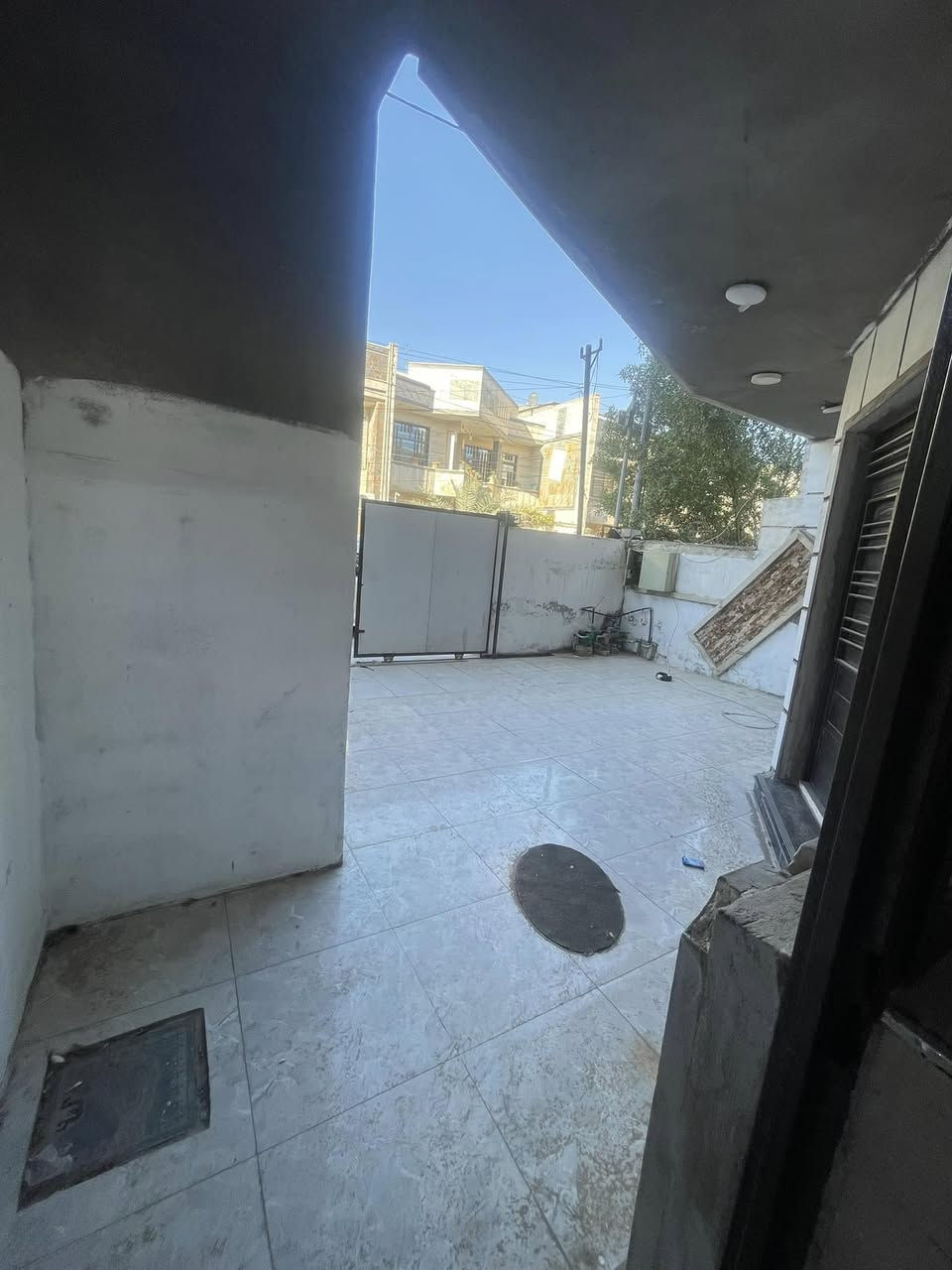 🏠 للإيجار في منطقة السيدية

📍 مشتمل أرضي نظيف جداً
📐 المساحة: 150 متر

يحتوي على:
✨ كراج سيارة
✨ غرفتين نوم
✨ صالة
✨ هول
✨ مطبخ
✨ خدمات صحية

📍 الموقع: السيدية – ضهر هبي هوم

💰 السعر: 750 ألف (قفل)

━━━━━━━━━━━━━━━

📞 للاستفسار والحجز:
***********
***********

📍 العنوان: السيدية – مقابل جامع شاكر عبود

🏘️ مكتب البيت الملكي للاستثمار العقاري
