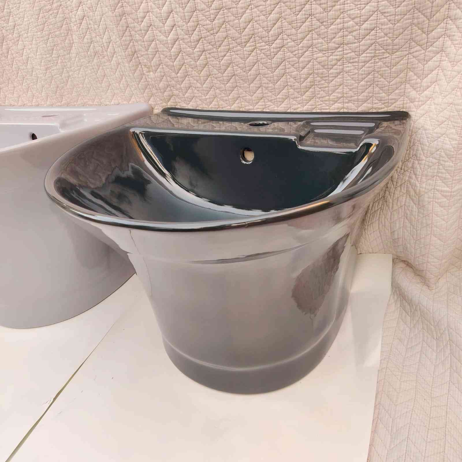 تعلن شركة دلين سرام للصحيات عن وصول حاويه
مغاسل تعليق الوان و ابيض من ماركة توتا ✔️
قياس 50 سم درجه اولى جوده عاليه (جمله فقط)
اسعار مدعومه لأصحاب المحلات و المجمعات التجاريه 
عنوان المخزن واسط قضاء الحي شارع العام
هاتف _ واتساب 📞***********
