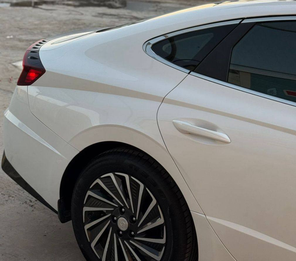 سوناتا موديل 2023هايبرد 
دخول جديد مرقم بغداد
لون ابيض فول واحد عل واحد اعلى فئة 
محرك 2000 تنفس طبيعي هايبرد 
كامرة 360 درجة 
رادار امامي جانبي خلفي 
 أربعة وضعيات قيادة 
تحديد مسار 
قيادة ذاتية 
كشنات تدفئة تبريد 
كشن السائق خزن ميموري 
صندوق ذكي عند الاقتراب يفتح
شاشة كبيره 12 انج
اوتو هولد 
كشاف ضباب 
لايت زينون 4 عدسات 
انارة دشبول عل طول 
هيتر ستيرن
بانورما عل طول السقف 
داتا شوب 
سماعات Bose 
هندبريك بصمه 
عداد متغير الآوان 
جامات خلفيه بردات بلادية  
ماشية السيارة 31 الف كيلو متر  
ملاحظه السيارة بدون شواصي بدون لغد بدون دواخل 
جاملغ الأمامي مصبوغ
الديوانية مركز 
الاستفسار الاتصال 
***********
