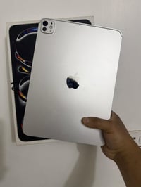 ايباد m5 ذاكره 256 استخدام قليل بطاريه 98‎%‎ عدد دورات الشحن 130 النضا...