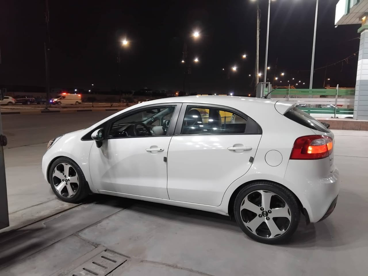 السلام عليكم للبيع كيا ريو خليجي اجباك موديل 13 السياره جديده خير من الله محرك 1600 قطرتين كير تبريد تدفئة صدر امامي وخلفي جديد تخم تاير ويل كب اكروم داخلها مشمشي غرفتها جديده رقم أربيل أنكليزي تحويل ثاني يوم السياره جاهزه نضيفه جدآ احله من الصور للإستفسار *********** مكان بغداد الرصافه
