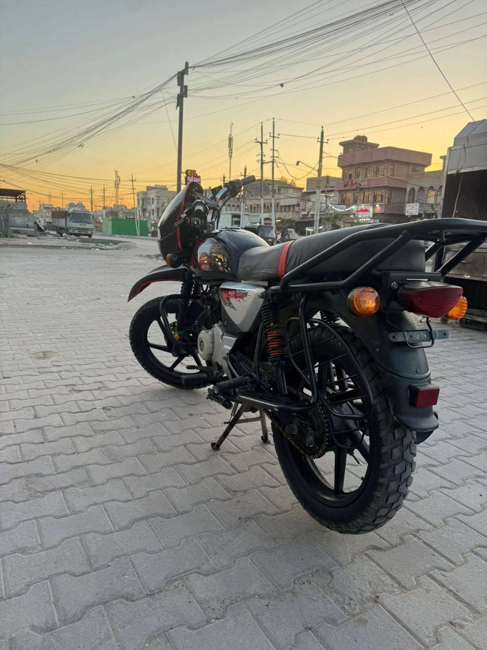 سلام عليكم دراجه بوكسر للبيع مديل 21  مرقمه رقمه نكليزي بغداد مجفته جديد كله جديج وصلي مال شركه وين متريد وديه وفحص بي مكان تايرات ثنين جدد كهربايات كله شغاله دراجه نضيفه مال شغل ما ناقصه شي سعر 1700 وبيه مجال مكاني ام لكبر ولغزلان ما متواجد عله لفيس ***********
