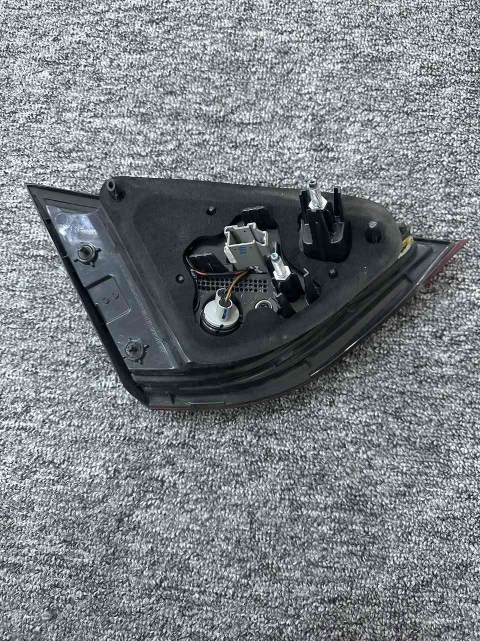 السلام عليكم بك لايت سي 200 جهة الايمن لد موديل 15 او فوك اصلي تفصيخ استفسار ***********
