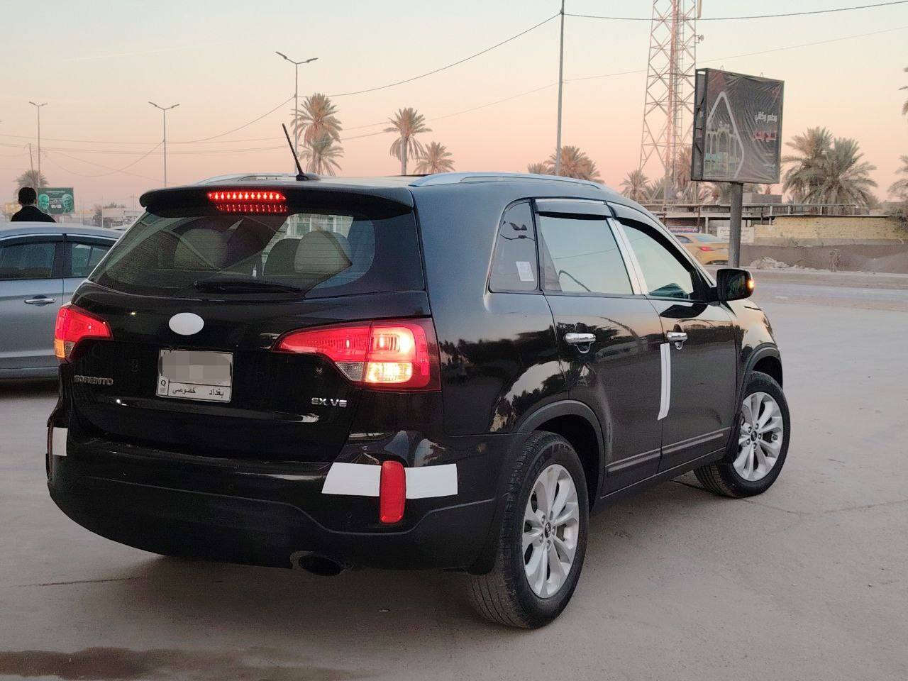 السلام عليكم
 كيه سورنتو وراد امريكي فول و1/1
(6)سلندر 

الموديل (2015) 
 لون اسود الرقم  (بغداد ) 
7راكب 

الموصفات
دخول ذكي بصمه دخول تشغيل بصمه
أشاره بل مرايه المري شفط
أناره لد داخلي ع أربع أبواب 
دوسه ترحيب 
مقاعد جلد تدفه تبريد 
مقاعد كهرباء 
7راكب 
3قطع تبريد
بنرامه
ليت عدسه ولد 
بك ليت شمعه ولد 
حساس امامي حساس خلفي

حادثه فقط بنيد

مصبوغه حزام  جماليه فقط مكفول تكم دواخل شواصي كفاله
السعر 128 وبي مجال بسيط 
لاستفسار اكثر اتصل ***********
