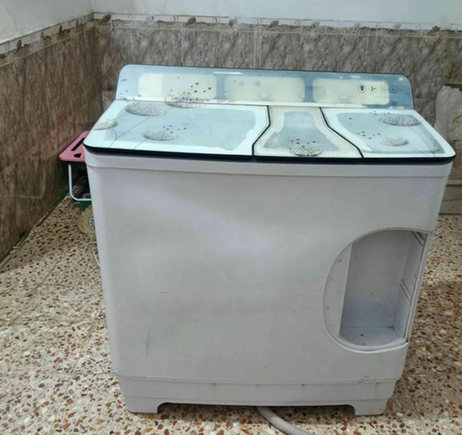السلام عليكم
غسالة للبيع ثلاث احواض متكونة من غسالة كبيرة و غسالة صغيره وجفاف 
شغالة بس تحتاج لصق الزجاج الي يغطي الغسالة 
للتواصل. ***********
سعر 100 و بيها مجال
