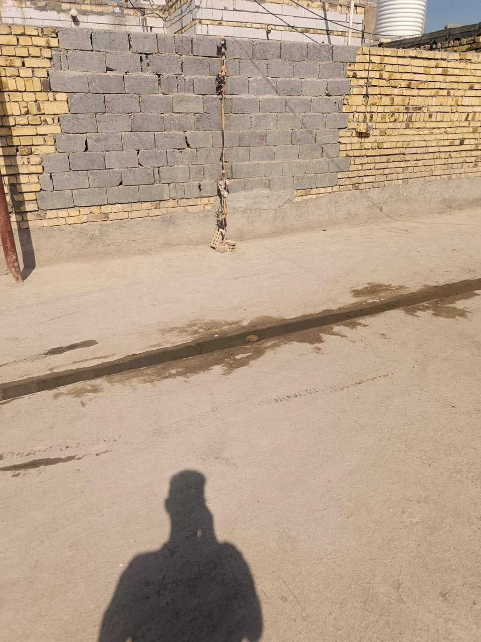 بيت للبيع المساحه 210 السعر 35 وبيه مجال للشراي يدلل موقع البيت حي الزهراء على شارع  الشريفات ***********
