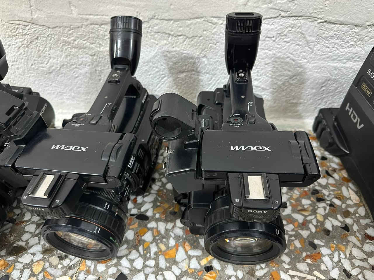 1-👇🏻👇🏻
‎  TCXD450 جهاز:✅بث مباشر إنتاج الفيديو 
جهاز بث مباشر ثاني:✳️ Panasonic AG-HMX100 Digital AV Mixer
‎كاميرا سوني✅: HVR-S27OU 108Oi HD
‎للمعلومة:❗️شغاله وياها بطاقة ذاكرة خارجية للفيديو بس ماوياها لا بطارية ولا شاحنة شاحنتها وبطاريتها عند اربع أشخاص الي يحب موجود أرقامهم ومكاناتهم تاخذ منهم 

‎كاميرا سوني العدد ثنين✅:PMW-200 الاحترافية السينمائية
‎مع شاحنة وبطارية وبيت رام(بيت رام يصيّر آغلى من الرام)
‎للمعلومة:❗️يصير بيها مداخل رامين ثنينهن للفيديو 

‎كاميرا سوني✅: HVR-Z7E 
‎للمعلومة:❗️شاحنة وبطارية وياها وبطاقة الذاكرة خارجية  للفيديو وبيها مدخل رام للصور 
2-👇🏻

‎كاميرا  دي جي اي ZENMUSE X3.
‎يمكنها تسجيل مقاطع فيديو بدقة 4K والتقاط صور ثابتة 
‎سعرها200  الف والي مايعرف سعرها سعرها ب399دولار 
‎اوزموا العدد ثنين الواحد على 50 قفل 
‎للمعلومة:✅كلهن نفس البطارية والشاحنة يشتغلن 
‎عدد البطاريات 3 وحدة منهن عوزها تبديل و2 يشتغلن 
‎اماً الشاحنات العدد ثنين وحدة الأصلية مع محولتها شغاله الثانية عاطلة يصير مدخل مالتها مال تلفون كلكسي مكاني
3-👇🏼👇🏼

كاميرا Canon EOS-1D X،
ومعدات كاميرا للبيع مكاني بغداد توصيل ماكو 
الكاميرا شغالة وعلى الفحص تاخذها بس شوية متعوب شكله صح بس الكاميرا بعدها شغالة ومحافظة على صورتها شاحنة وياها بطارية ماكو اكو جديد باب الشرجي 

اما باقي المعدات جدد مامستخدمات 
من عدا كاميرا الوزموا وازموا التلفون 
4-👇🏼👇🏻👇🏻

‎كاميرا سوني العدد 4 اليابانية DSR-PD170 
تصور فيديو كاسيت والصور رام 

‎شغالات وتاخذها على الفحص الوحدة 35 قفل  واذا تاخذهن شلع بيها مجال 

‎للمعلومة:✅ابيعهن بدون ملحقات إذا تريد ملحقاتها شاحنة وبطارية عندي الأصليات بأسعار مناسبة هم
5-👇🏻👇🏻👇🏻👇🏻
كاميرا نيكون 3000D ❇️مع عدسة Nikon AF-S DX NIKKOR 18-105mm f/3.5-5.6G ED VR  

سعرها (220 الف) قفل 
كاميرا نيكون:❇️7000D بدي فقط  
‎220 الف 
كاميرا نيكون :❇️ 90D مع عدسة Nikon AF-S DX NIKKOR 18-105mm f/3.5-5.6G ED VR  
بيها خلل بالتصوير عدستها نظيفة والكاميرا نظيفة هم 
185 الف 
كاميرا نيكون: ❇️90D مع عدسة AF 18-250mm
الكاميرا بيها خلل بالتصوير  كذلك هيا والعدسة وملحقاتها 
‎175 الف قفل
كاميرا كانون:❇️ 650D مع عدسة 18/55
‎400الف 

كاميرا :❇️Panasonic Lumix DMC-FZ50
عدد 3 كل كاميرا ب100 قفل 
كاميرا سوني :❇️ Sony Alpha 300 (DSLR-A300)
مع عدسة 18-70mm f/3.5-5.6 
الكاميرا مع ملحقاتها ب120 قفل مع ملحقاتها بس عوزها باتري مالتها شغالة 
6-👇🏼👇🏻👇🏼👇🏻👇🏼
ستاند  رأس الحامل (Fluid Head): Shotoku SP80.  
 الأرجل (Tripod Legs): شوتوكو موديل AT-7602A (تأتي بقاعدة هيدروليكية مقاس 75mm
سعره خاص 
باقي التفاصيل بالخاص وسهلة


**إذا كنت صاحب هذا الإعلان وتريد حذفه لأي سبب، رجاءا أرسل رسالة إلى الدعم الفني**