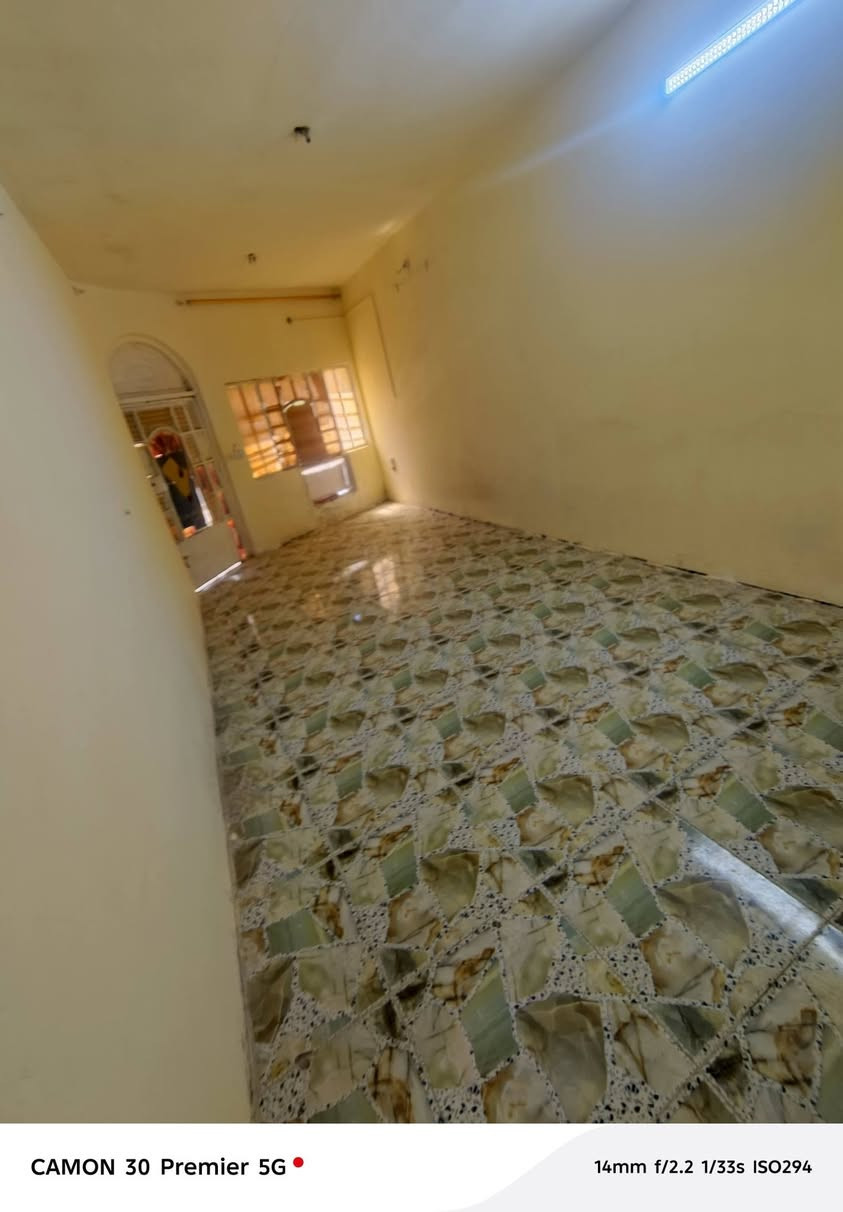 يالله يوجد بيت مساحه 130 اللايجار طابقين يتكون ثلاثه غرف نوم وصاله ومطبخ واستقبال وخدمات فوك وجوه وحديقه وكراج ايجاره 650 موقع الدوره شارع ستين خلف مطعم الريان الاستفسار ***********
