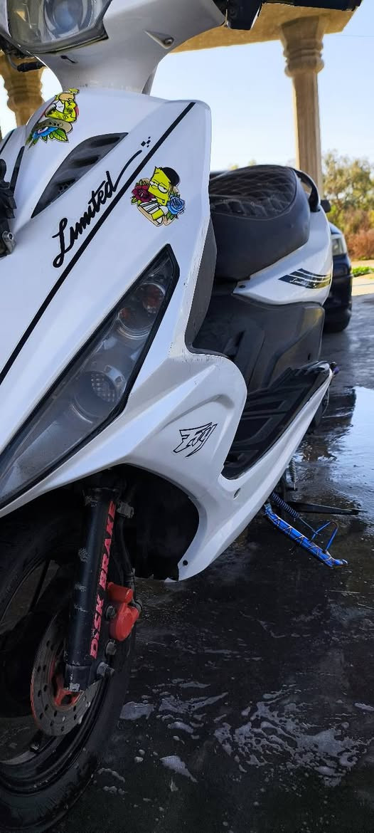 السلام عليكم شباب للبيع ماكس مضلع مكفولة وجديده
برغي ممفتوح بيها.. عليها تزويدات واضحات بالصور وبيها صالنصه اف ام بيها فصله نار 🔥 المكينه بلاد ماملعوب بيها الدراجه كلش ناعمه 
مكاني بغداد الرضوانية الخط السريع الدولي 
***********
*********** واتساب 
سعرها ٧٥٠ وبيها مجال للشراي ❤️
